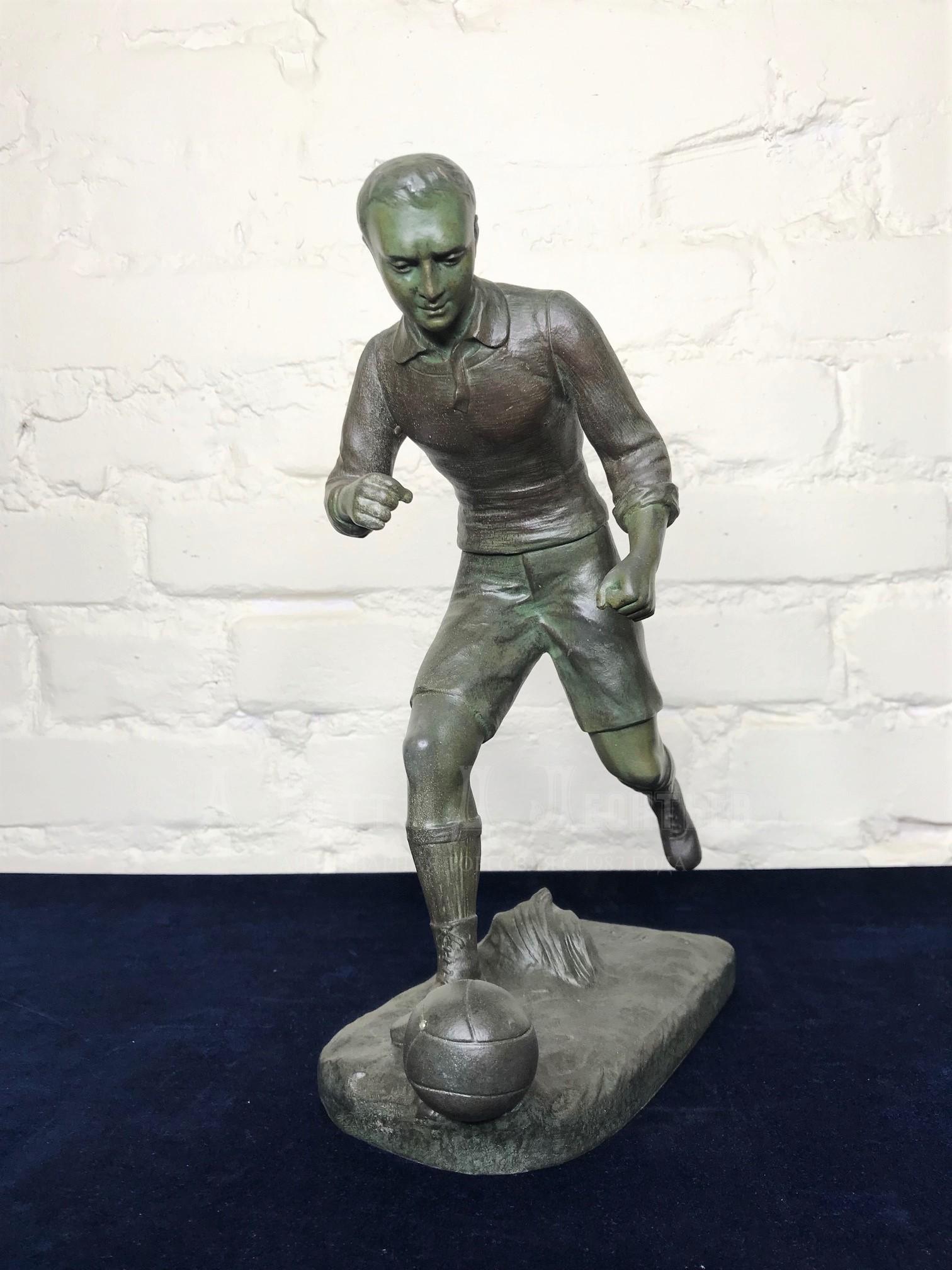 Вдумчивый футболист старинная спортивная скульптура
